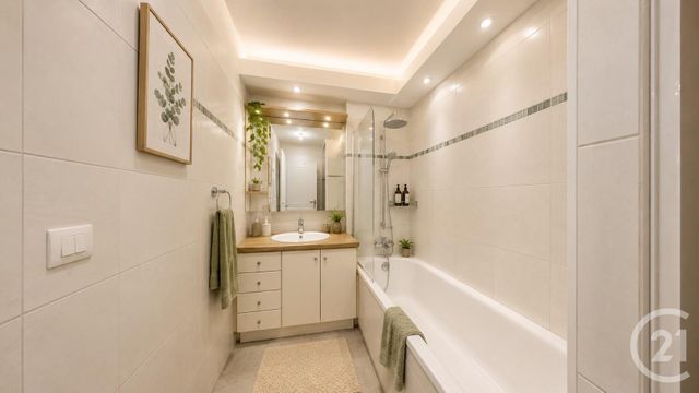 Appartement F1 bis à vendre - 2 pièces - 32.67 m2 - PARIS - 75017 - ILE-DE-FRANCE - Century 21 Immo Conseil